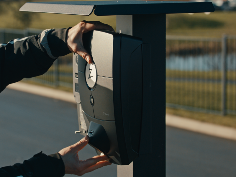 Elektriker installerer en ladestander
