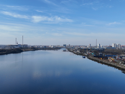 Udsigt over Horsens Fjord, hvor NRGi Puljen støtter et projekt med udlægning af over 22.000 tons sten for at skabe nyt liv under vandet og forbedre levevilkår for snegle, krebsdyr og småfisk.